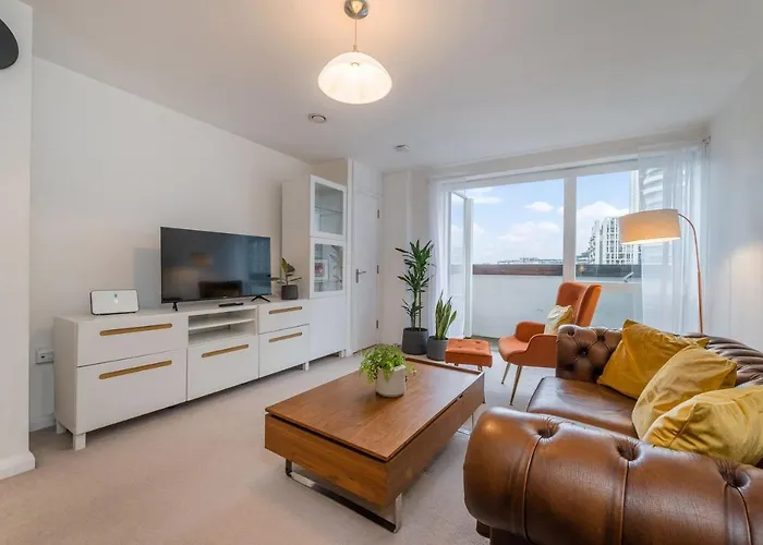 Kensington Luxury Retreat: Spacious 2-Bedroom with Prime Location