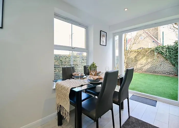 Fabulous 3 Bed Nw With Private Garden
