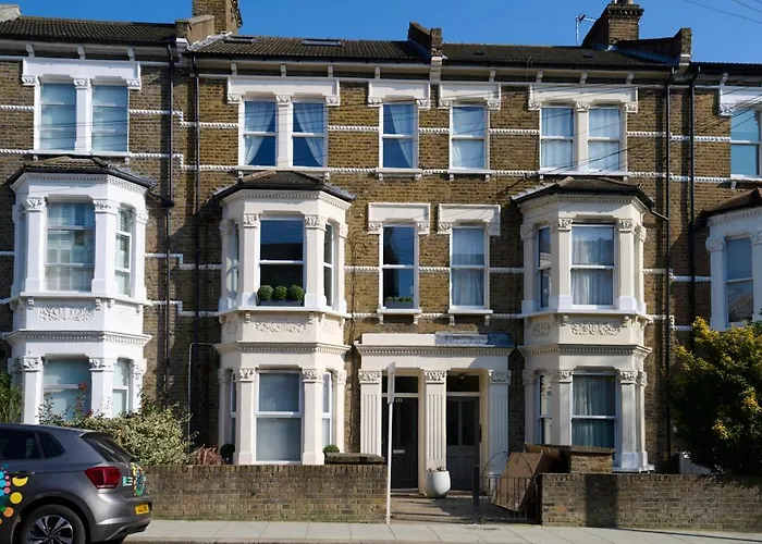 Fabulous 3 Bed Nw With Private Garden