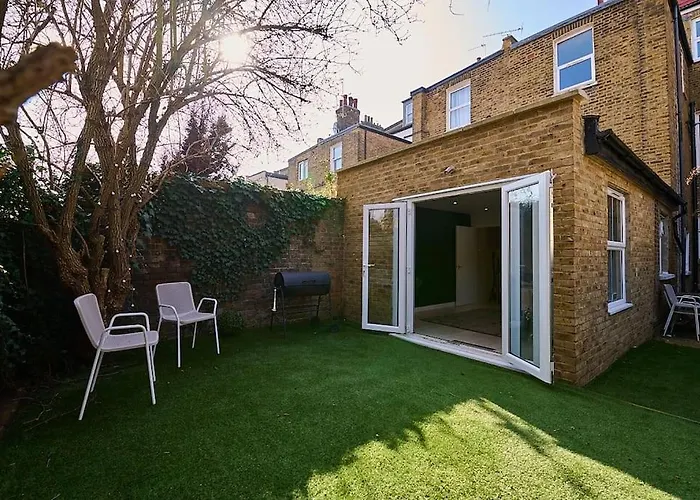 Fabulous 3 Bed Nw With Private Garden
