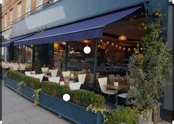 Super Convenient For Central London - Large 2 Double Bed Apartment 30 Seconds Walk To Platform Train Station And 19 Mins To London Waterloo