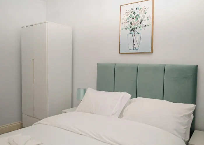 Luxury 5 Star London Apartment - Parking, Garden, Nr Greater London Metro Stations