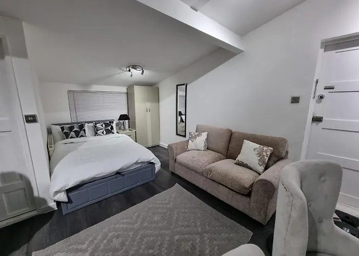 Studio 2 Min Walk To Upton Park Station London