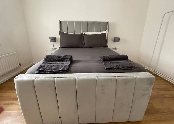 New! 4 Bedroom London House With Garden And Lawn