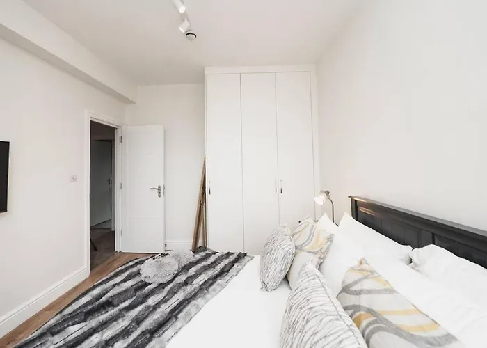 Newly Renovated Modern 4 Bed 3 Bath Apartment London