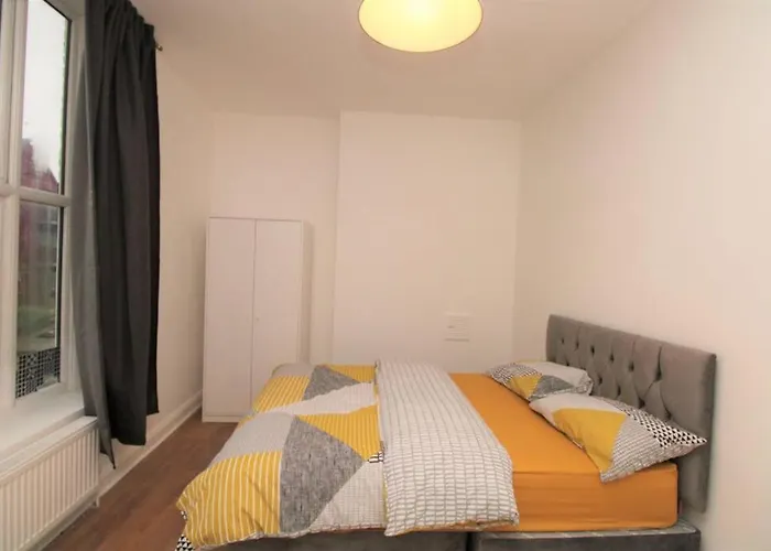 Ideal 2 Bed Flat Close To City