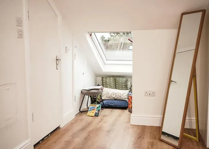 Newly Renovated Modern 4 Bed 3 Bath Apartment London