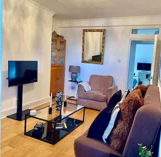 Camberwell Green Central: 2-Bedroom Flat with Excellent Connections London