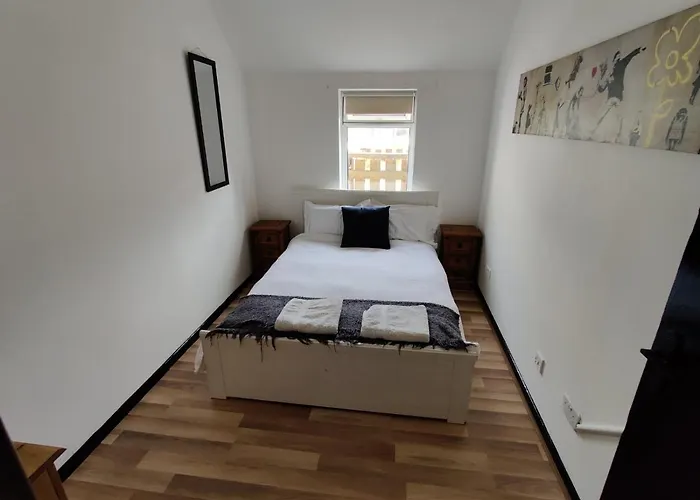 Unique Antique 2Br@Hackney Canal