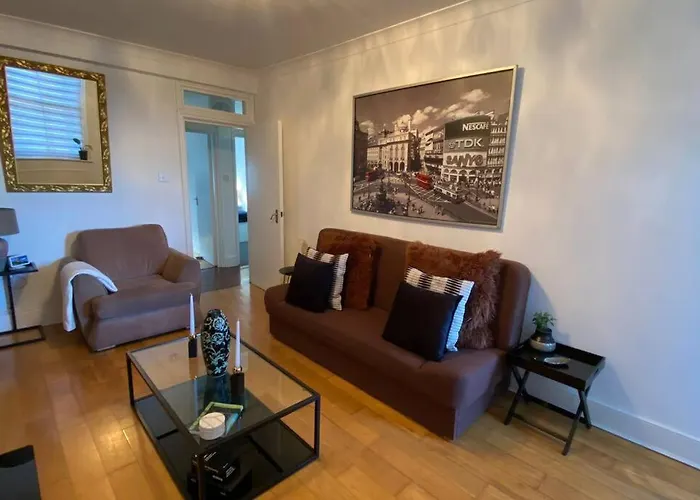 Camberwell Green Central: 2-Bedroom Flat with Excellent Connections