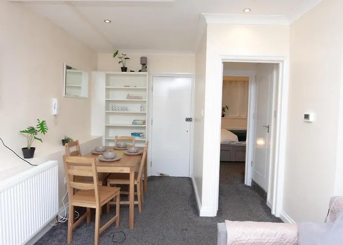 Evergreen s-Flat 7, London