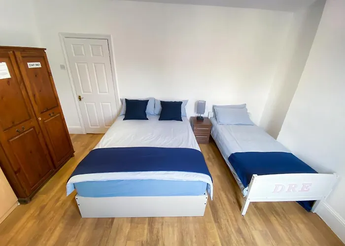 4 Bedroom House Parking & Garden Near Central London