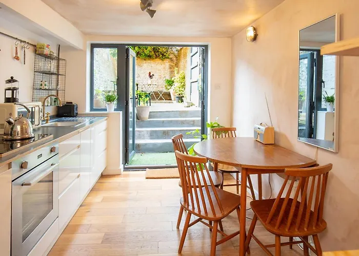 Modern Flat With King Bed, Garden & Outdoor Dining Apartment London