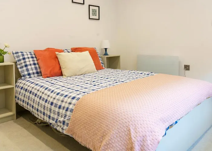 Gorgeous New 2 Bed Flat - 2 August House