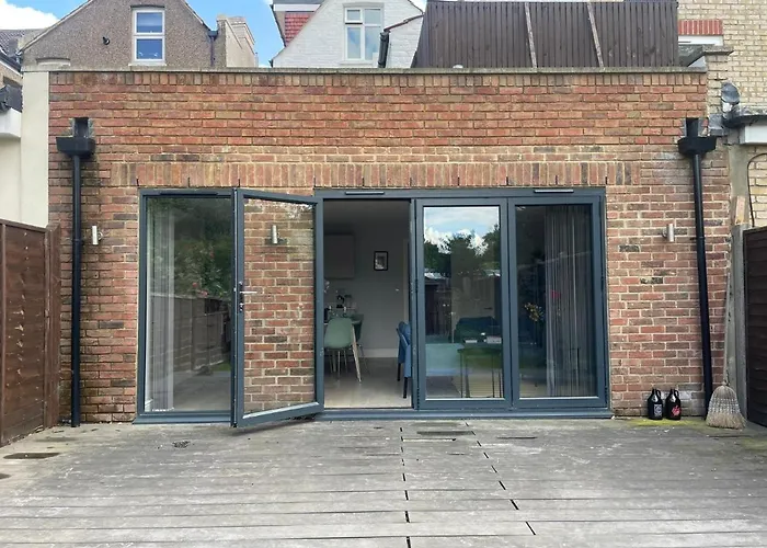 Wonderful 3 Bed Flat With Private Garden In Wimbledon - 1 The Queens