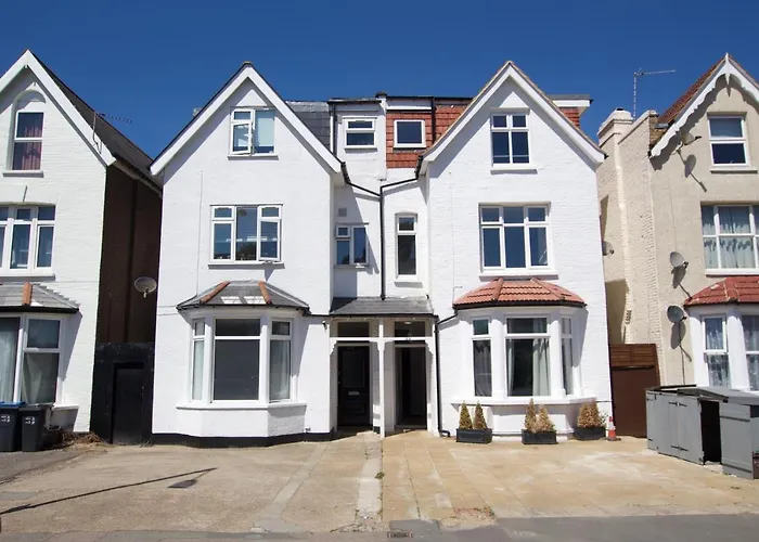 Wonderful 3 Bed Flat With Private Garden In Wimbledon - 1 The Queens