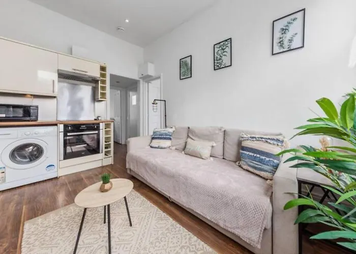 Living 2 Bedroom Flat 2 Mins To Clapahm Junction Cj