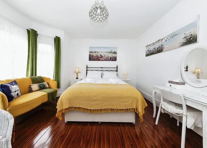 Your Chic 3Br Home Comfort And Style In London