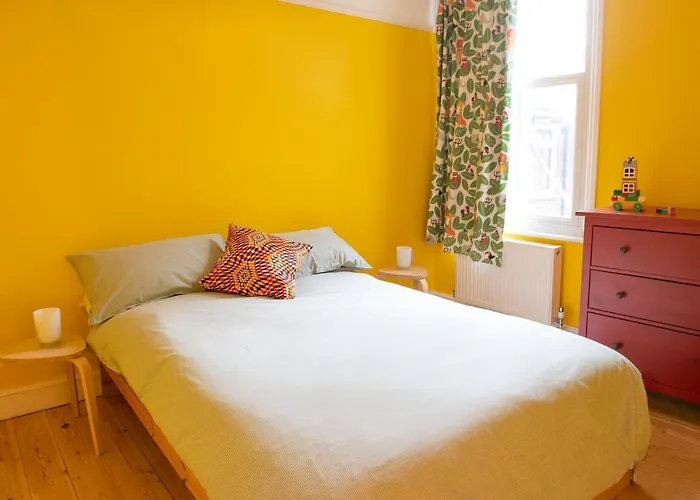 Stunning 3-Bedroom Townhouse In Superb Location London