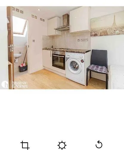 Studio Flat In The Heart Of Golders Green London