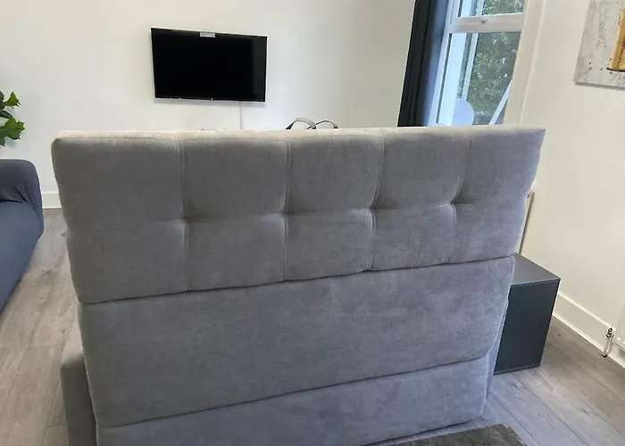 2 Bedroom Flat In London