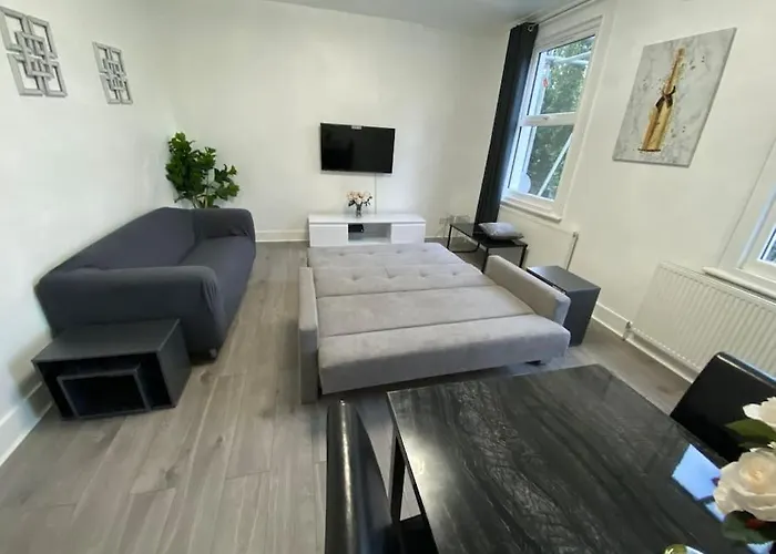 2 Bedroom Flat In London