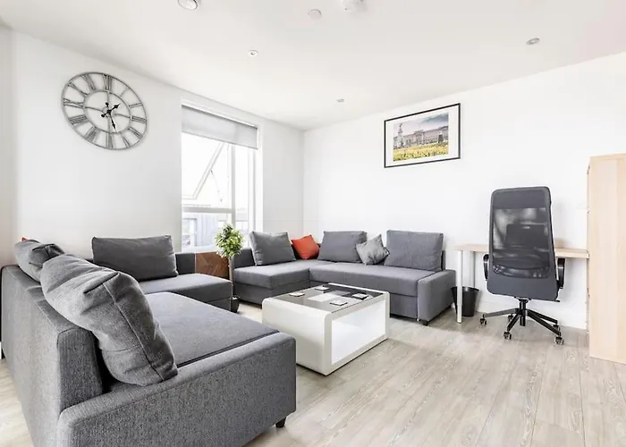 Stylish & Comfortable Top-Floor Flat In Harrow