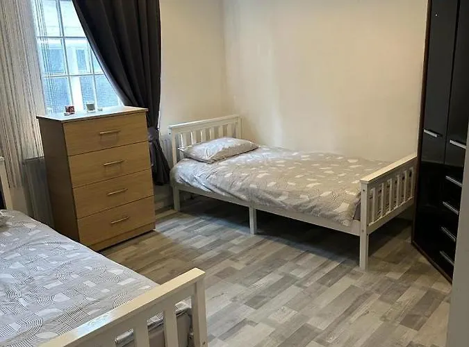 Central London Location, Close To Bars Restaurants And Train Stations Apartment