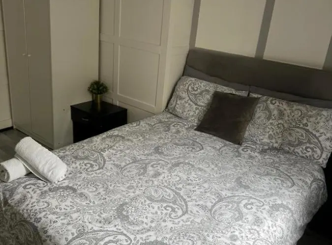 Central London Location, Close To Bars Restaurants And Train Stations