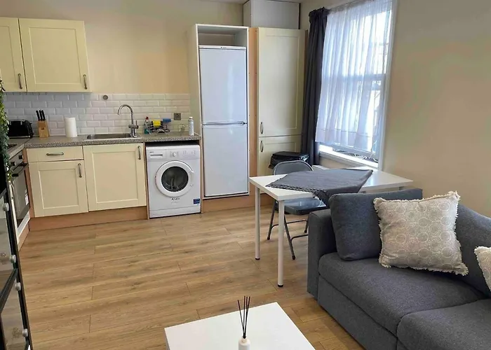 Quiet And Cozy 2 Seperate Bedrooms And 2 Bathroom With Terrace Londra