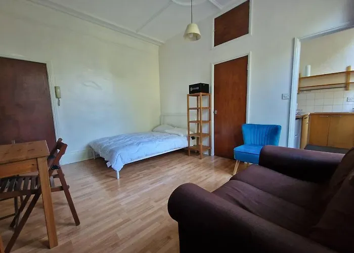Bright Well Located Studio Flat