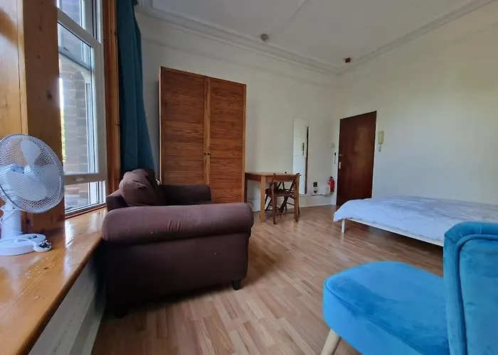 Bright Well Located Studio Flat