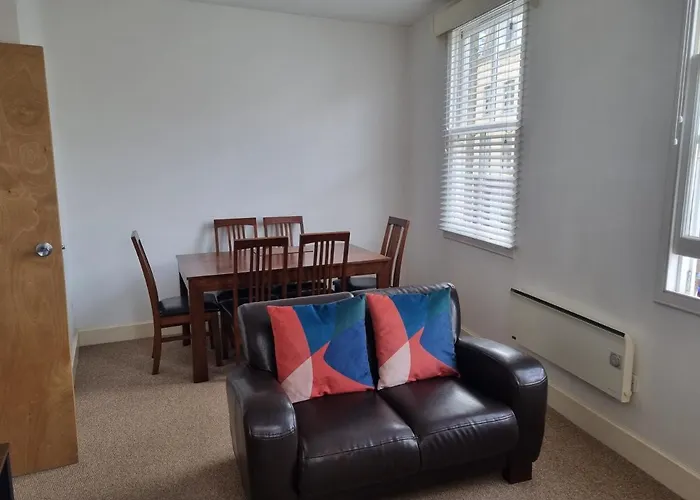 Stunning 2 Bed/2 Bath Flat In Waterloo,
