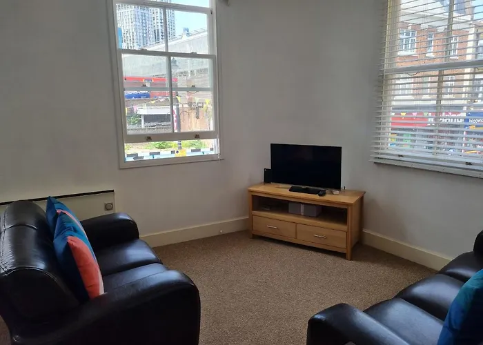 Stunning 2 Bed/2 Bath Flat In Waterloo,