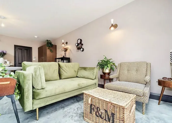 Cozy 2 Bedroom Garden Flat