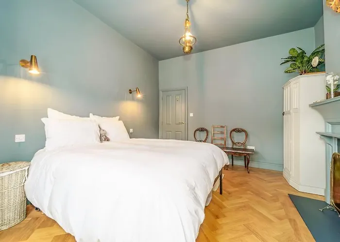 Cozy 2 Bedroom Garden Flat
