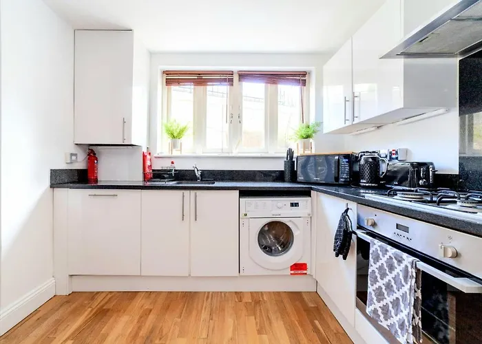 Comfy 2 Bed Apt With Private Garden,Battersea Central Ldn