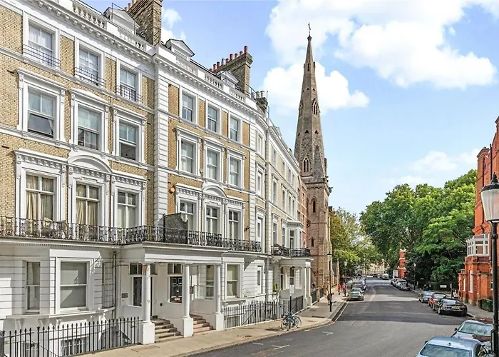 South Kensington Stylish, Quiet Balcony Apartment