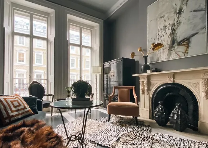 South Kensington Stylish, Quiet Balcony Apartment