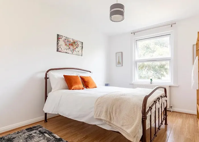 Large, Bright And Spacious 3 Bed Flat In London