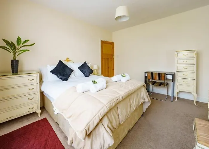 Wembley Arch View, 4-Bed House, Drive For 2 Cars