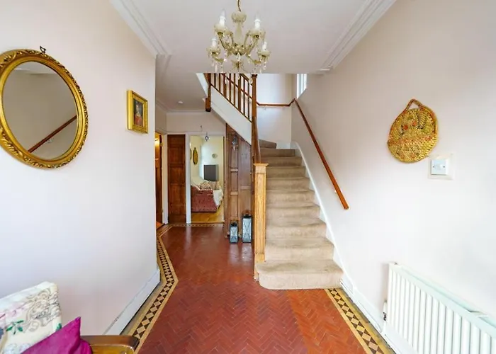 Wembley Arch View, 4-Bed House, Drive For 2 Cars Apartment London