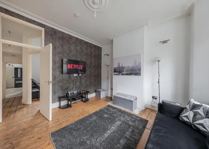 Charming 1 Bed Flat W Courtyard In Central