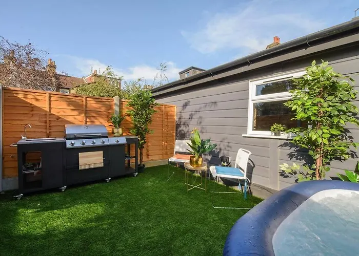 Lux Versace Pad Sleeps 10 Hot Tub, Cinema & Games Room
