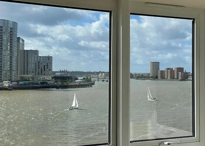 Very Large Ensuite Room With Wonderful View Over The River Thames In A Peaceful & Calm Residential Building - Shared Flat With 1 Host