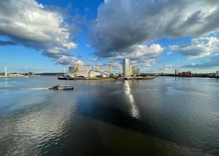 Very Large Ensuite Room With Wonderful View Over The River Thames In A Peaceful & Calm Residential Building - Shared Flat With 1 Host
