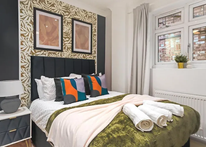 Chic Urban Retreat In - Sleeps 8