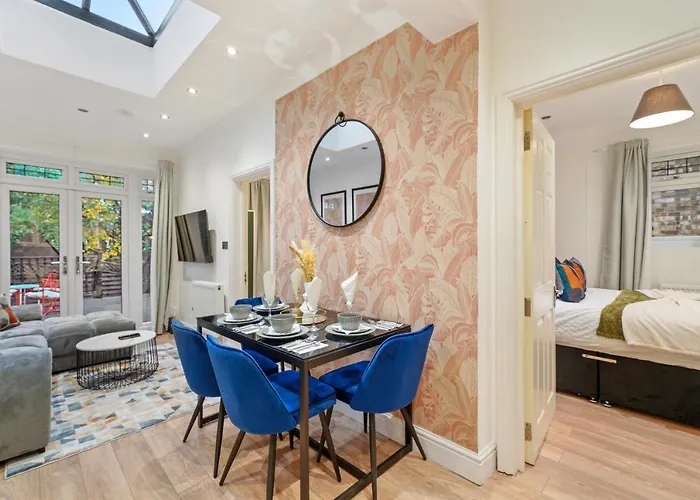 Chic Urban Retreat In - Sleeps 8