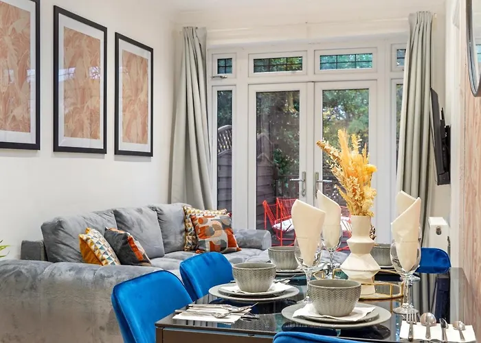 Chic Urban Retreat In - Sleeps 8