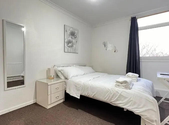 Entire 3 Bedroom Luxury Apartment In London With Private Balcony